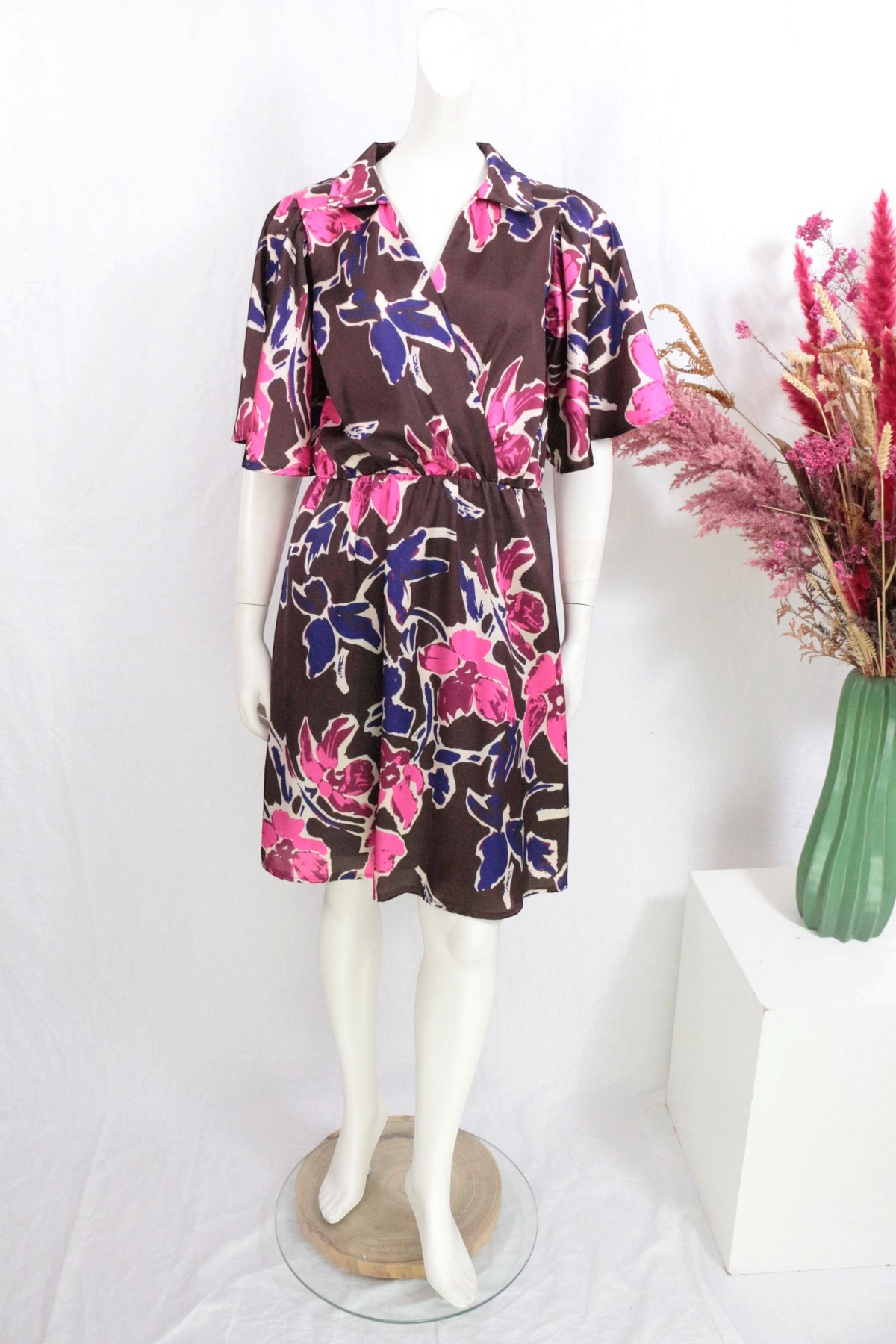 Robe mi-longue Frippindealz marron à motif floral rose et bleu avec col en V et manches courtes sur mannequin