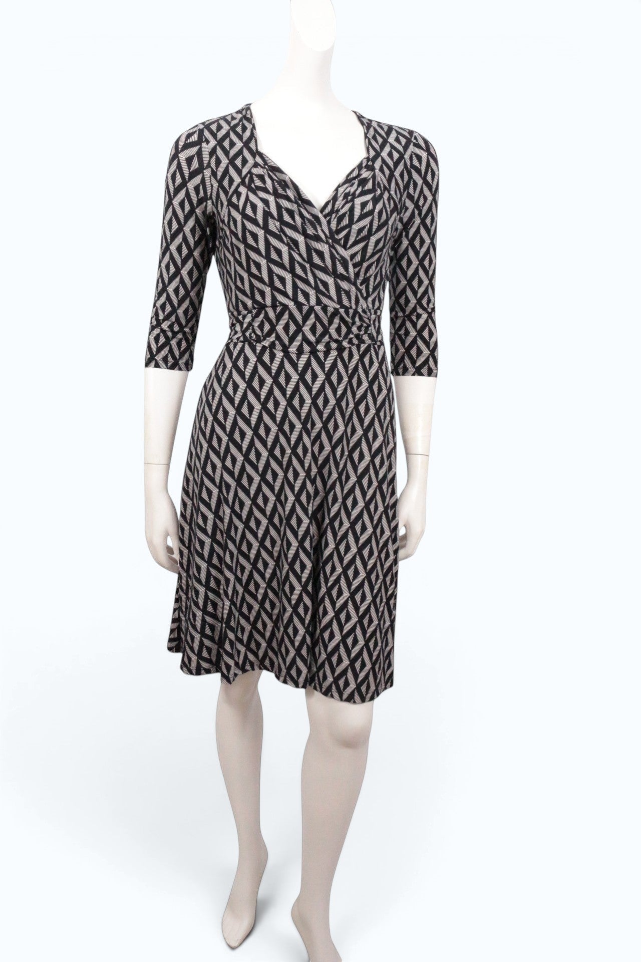Robe mi-longue Frippindealz Lolaliza en polyester noir et blanc avec motif géométrique et col cache-cœur