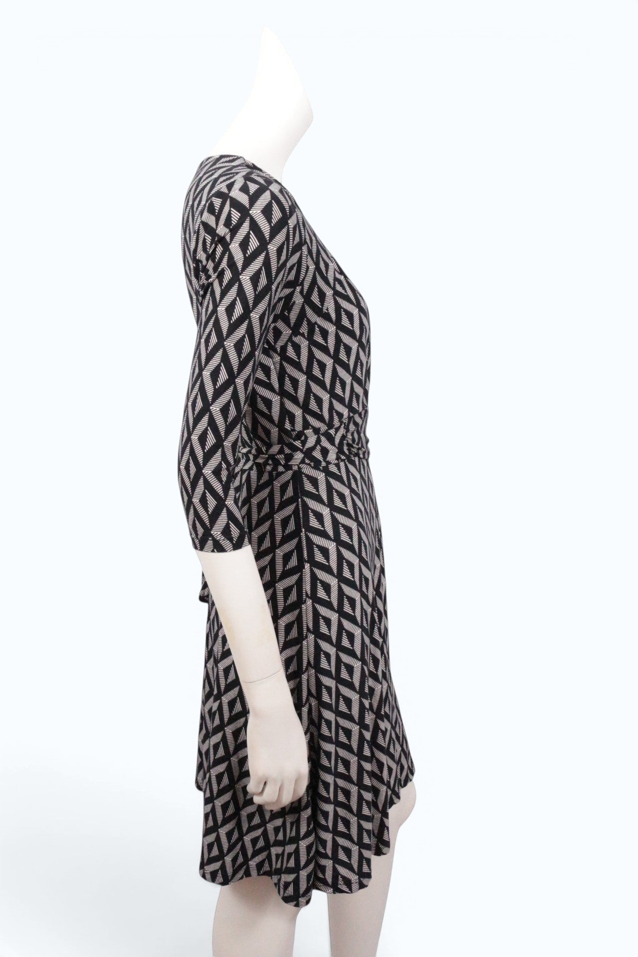 Robe mi-longue Frippindealz Lolaliza en polyester noir et blanc avec motif géométrique, vue de profil sur mannequin.