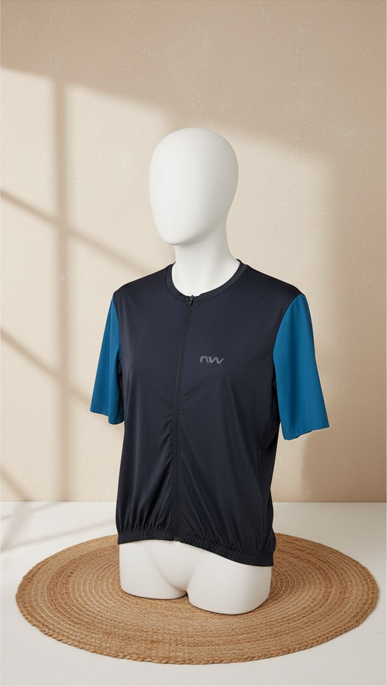 Maillot de cyclisme Frippindealz Northwave Extreme noir et bleu à manches courtes sur mannequin