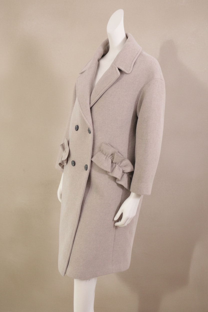 Manteau mi-long Frippindealz beige en laine et polyester avec double boutonnage et poches à volants sur mannequin