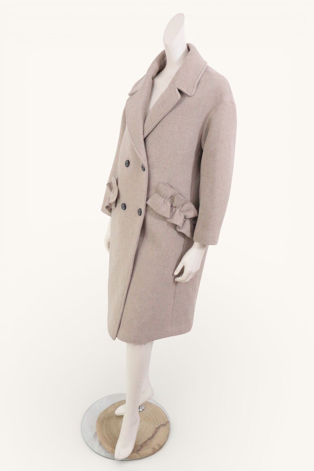 Manteau mi-long Frippindealz beige en laine et polyester avec double boutonnage et poches à volants sur mannequin