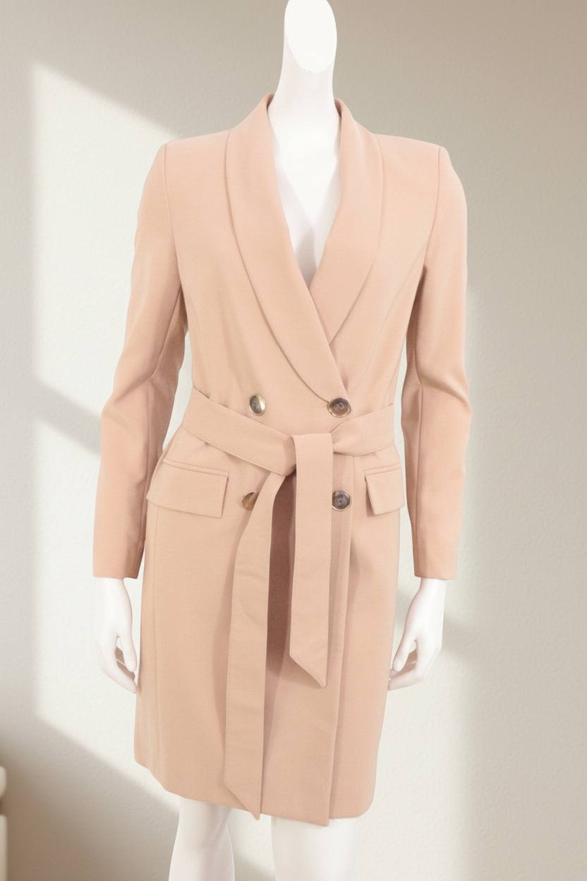 Manteau beige Rinascimento Frippindealz coupe droite avec ceinture et double boutonnage sur mannequin