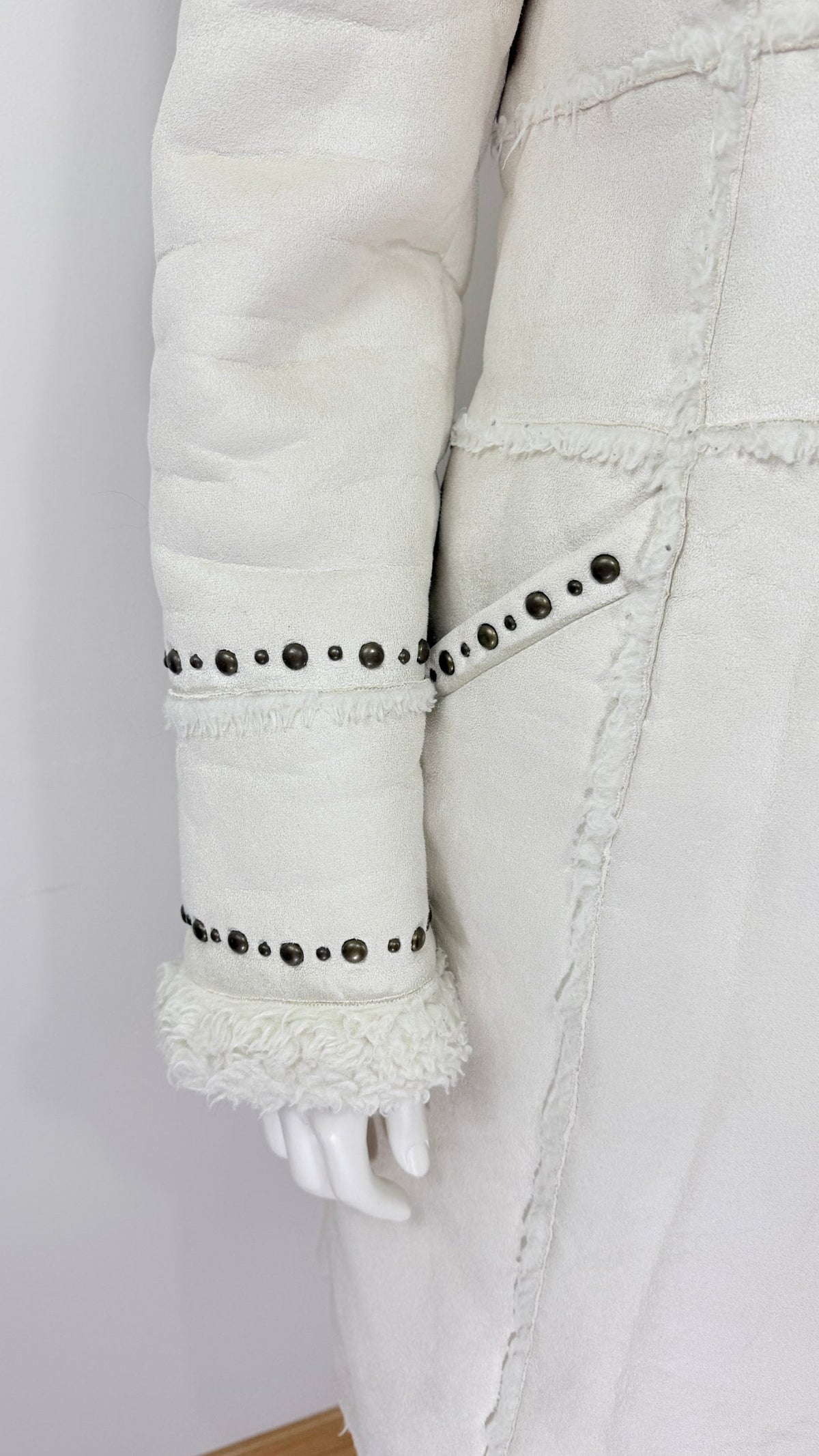 Manteau Frippindealz blanc en fausse fourrure avec détails de clous métalliques sur les manches et les poches