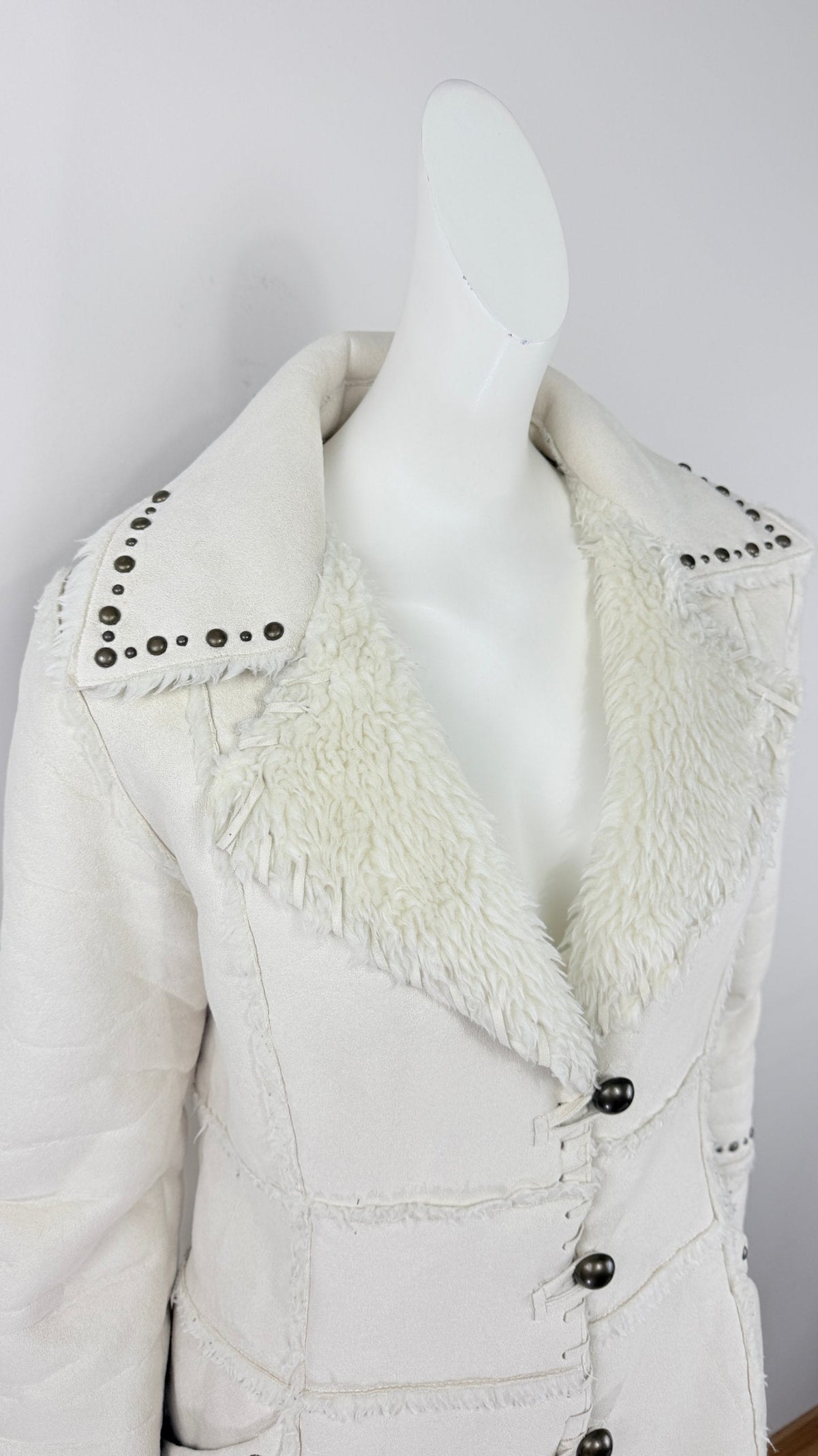 Manteau Frippindealz blanc en fausse fourrure avec détails de clous métalliques sur le col et les manches