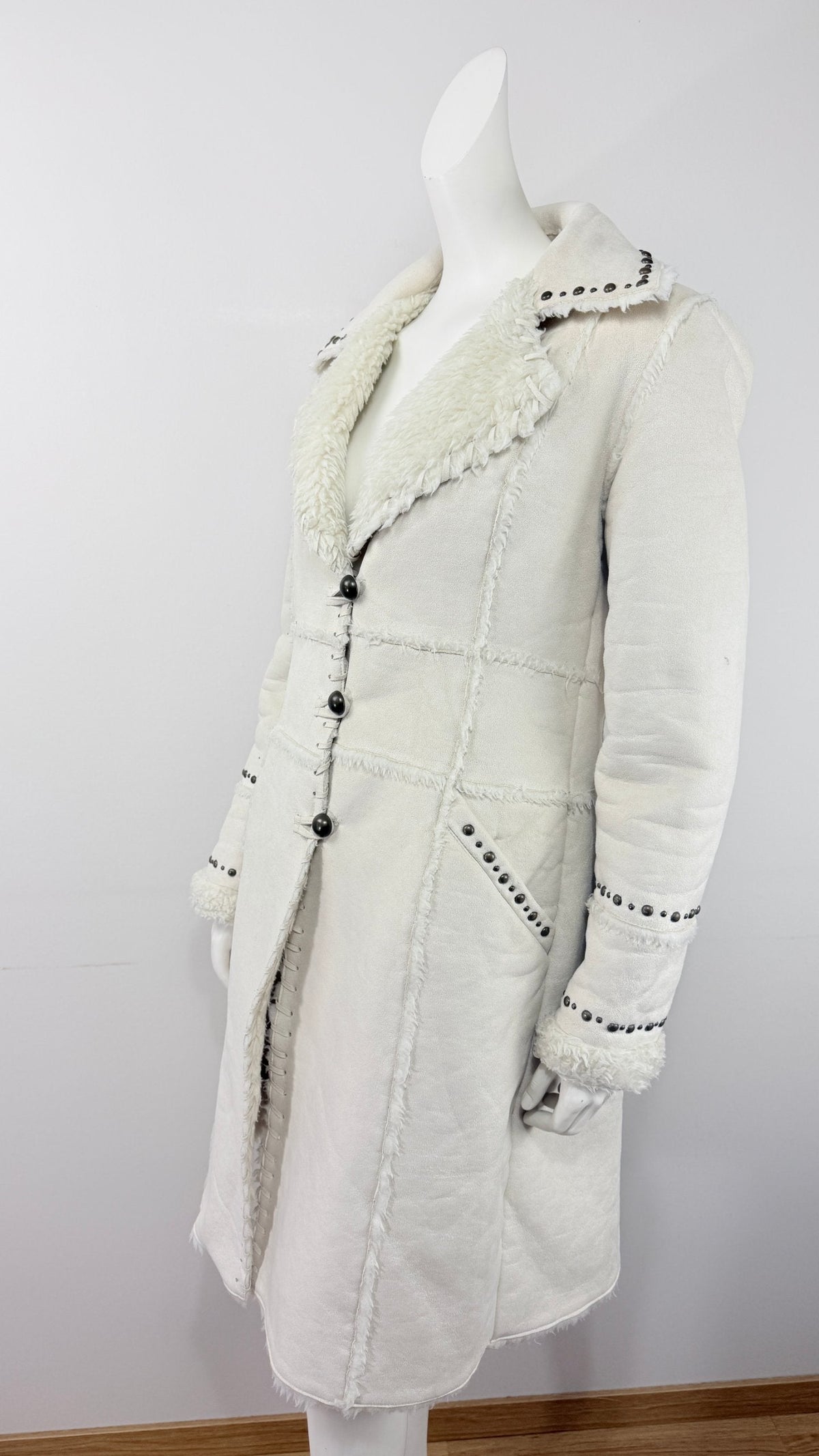 Manteau long blanc Frippindealz en fausse fourrure avec clous décoratifs sur le col, les poches et les poignets