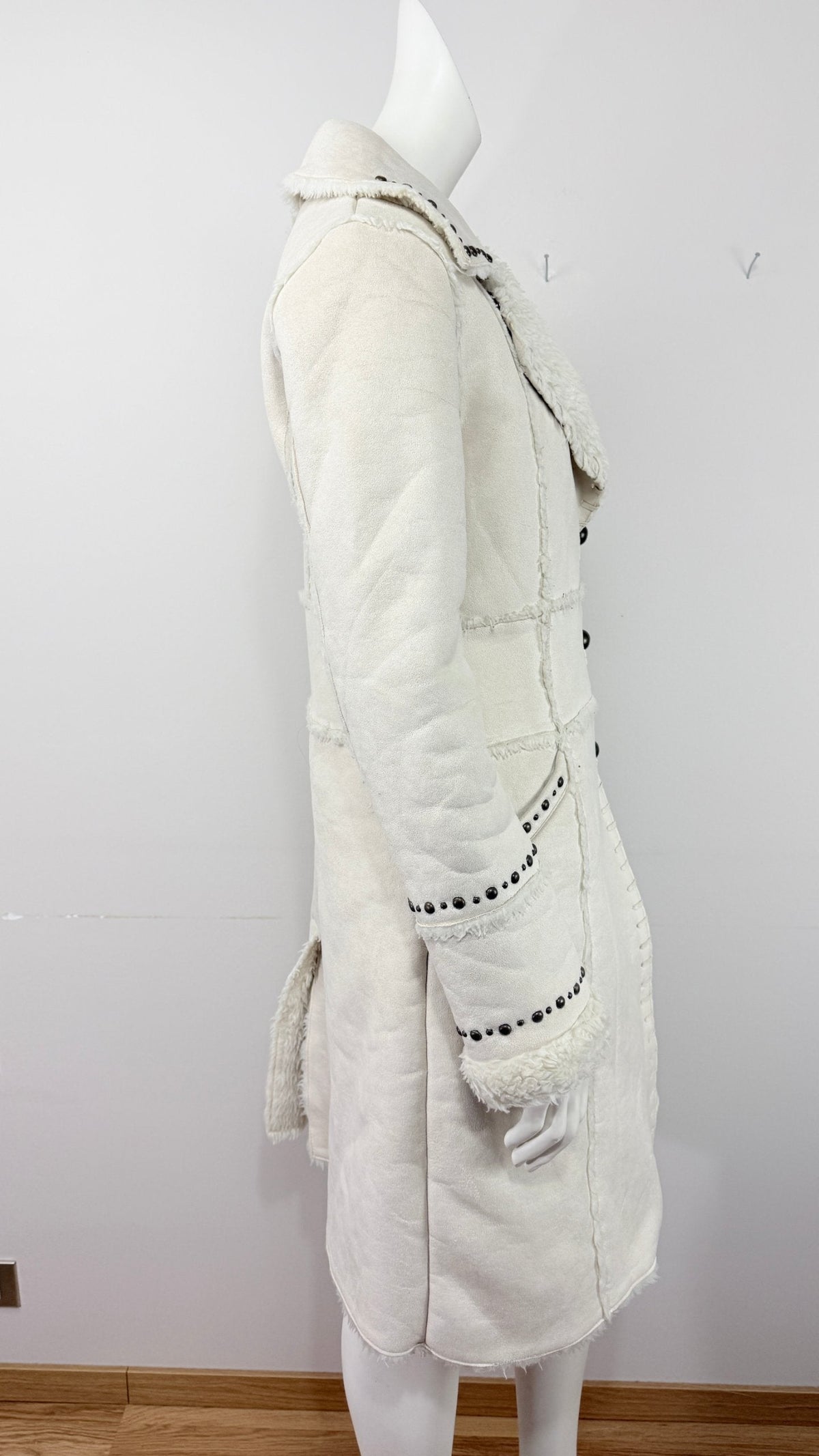 Manteau long blanc Frippindealz en fausse fourrure avec détails à clous noirs sur les poches et les poignets