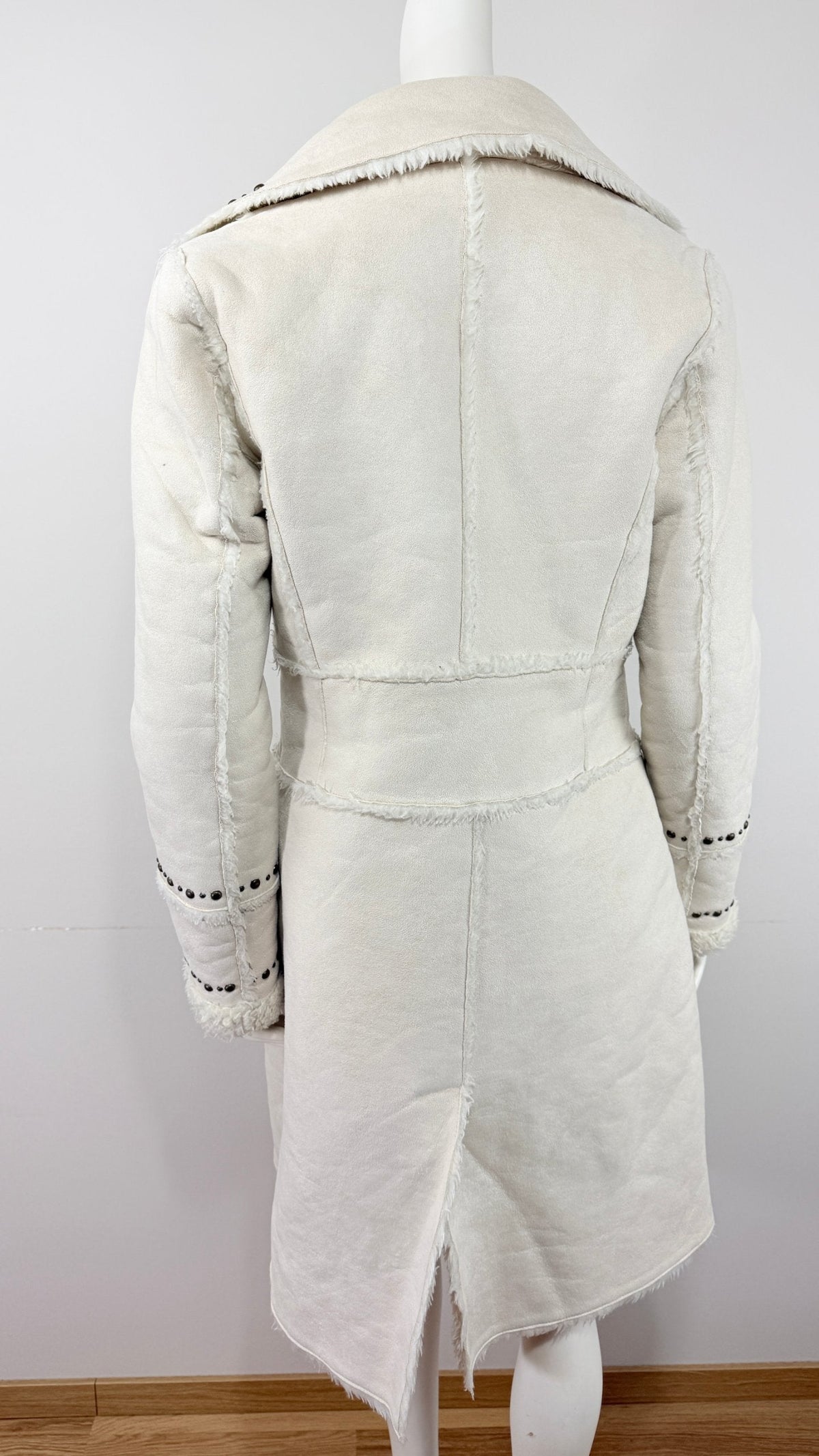 Manteau long blanc Frippindealz en fausse fourrure avec détails de clous noirs sur le col et les manches