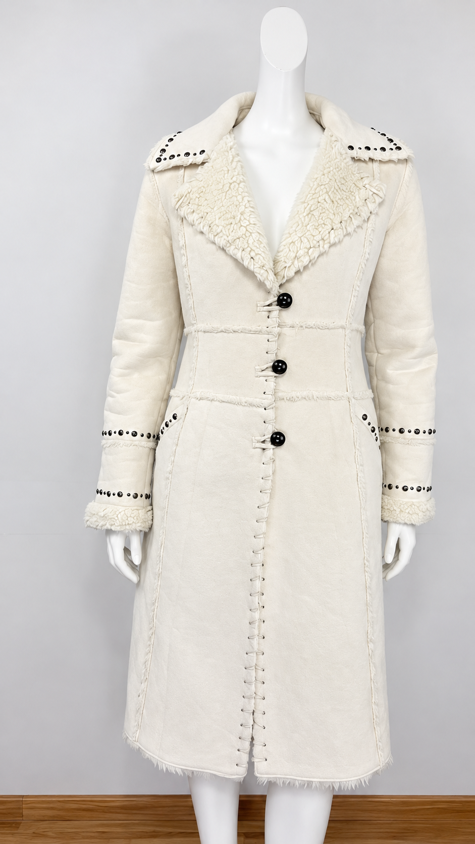 Manteau long blanc Frippindealz en fausse fourrure avec clous décoratifs sur le col et les poignets