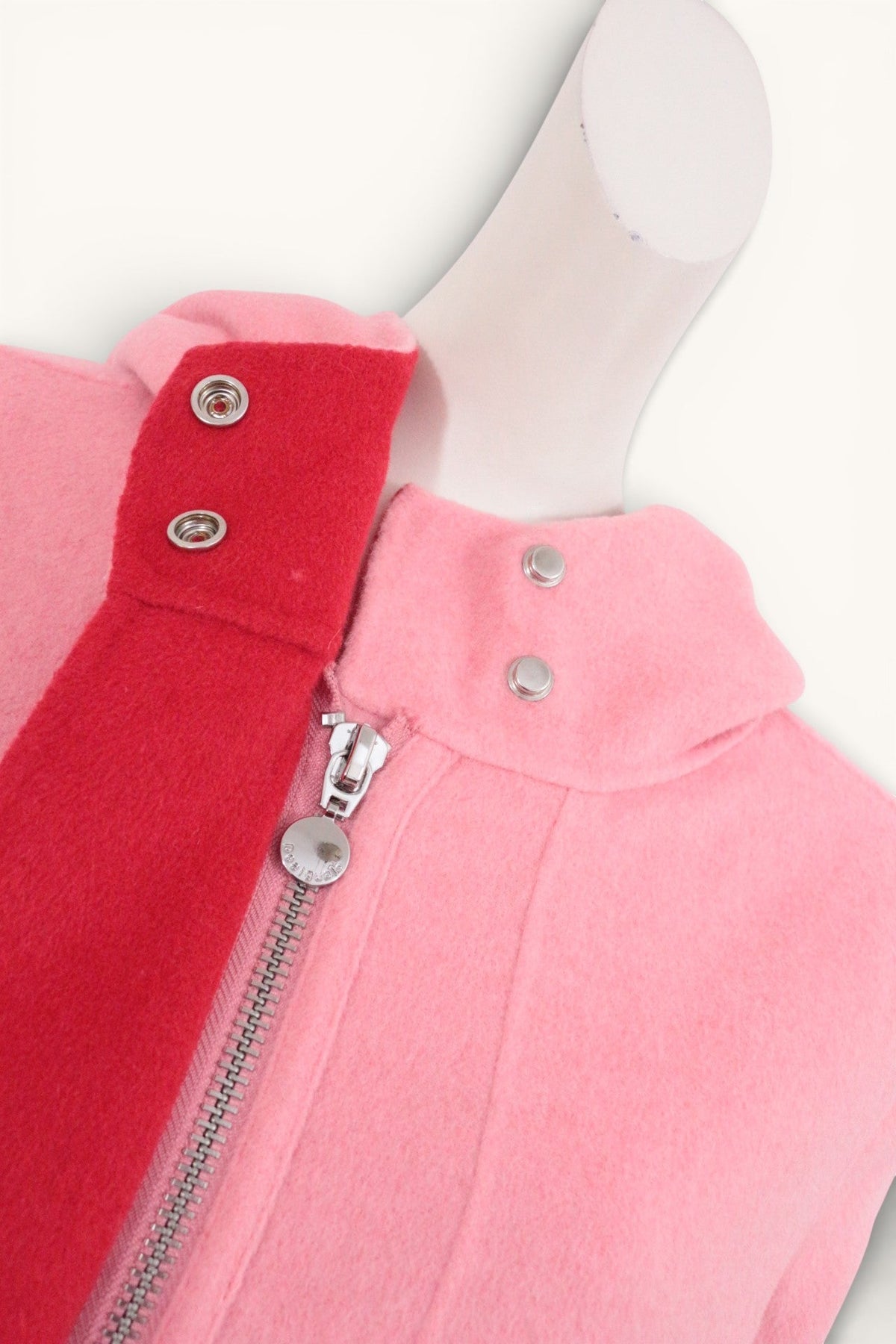 Détail du col et fermeture éclair d'un manteau mi-long Frippindealz Desigual rose et rouge en laine et polyester