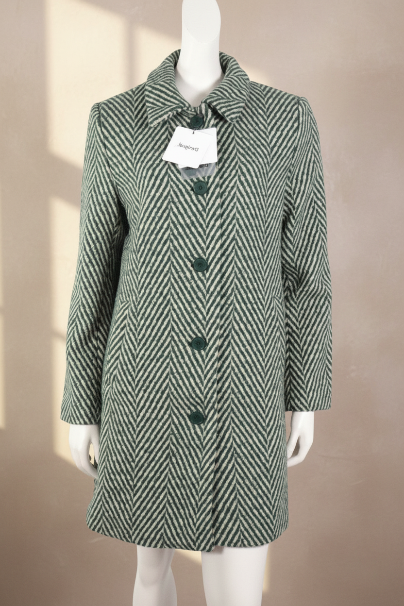 Manteau mi-long Frippindealz Desigual en laine vert et beige à motif zigzag avec boutons sur mannequin