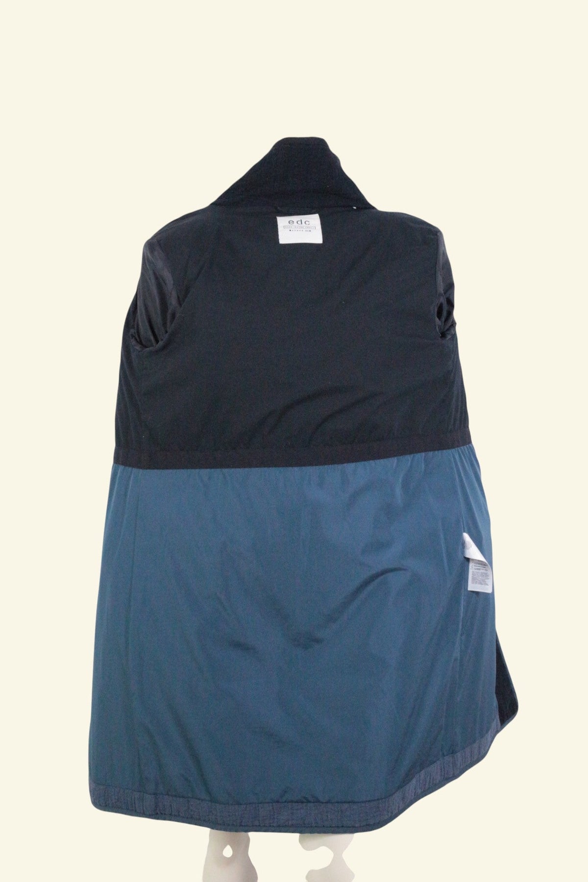 Intérieur du manteau mi-long bleu EDC de Frippindealz avec doublure contrastée et étiquette de marque