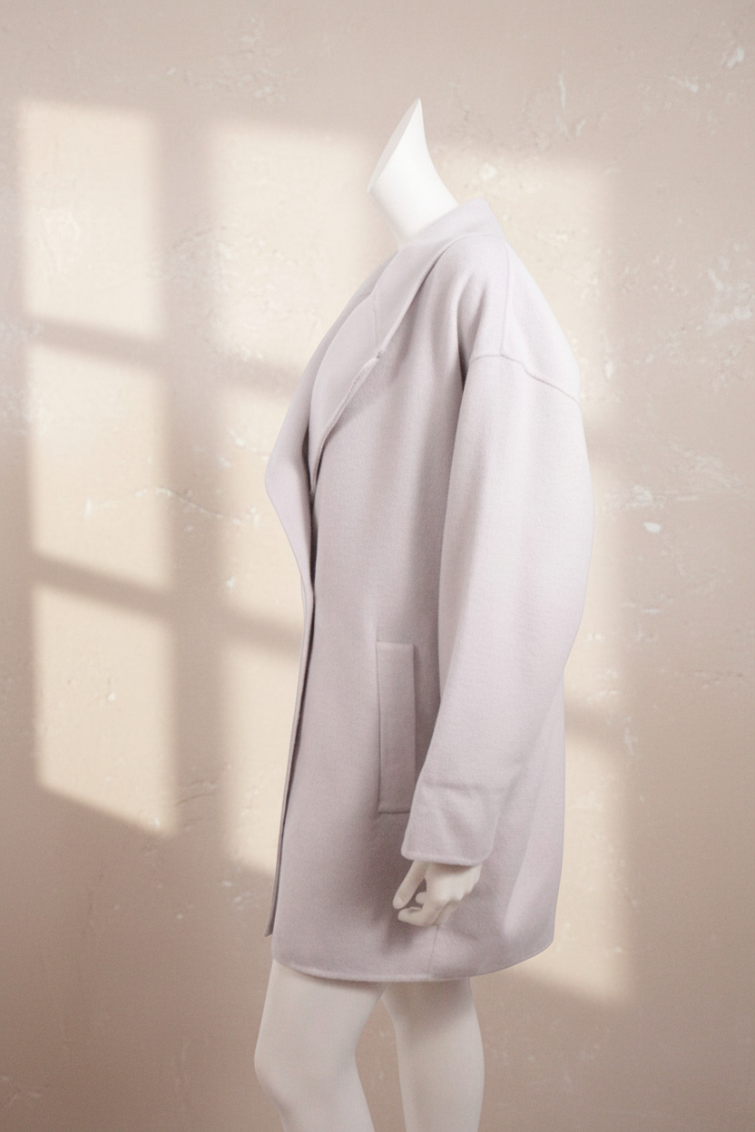 Manteau Frippindealz Ted Baker beige en laine, coupe droite élégante sur mannequin, vue de profil
