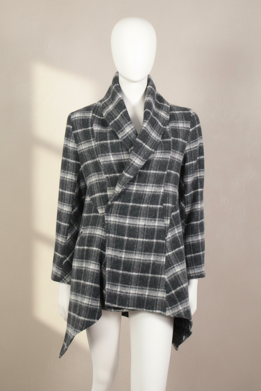 Manteau Frippindealz en laine et polyester à carreaux gris, noir et blanc avec col châle sur mannequin