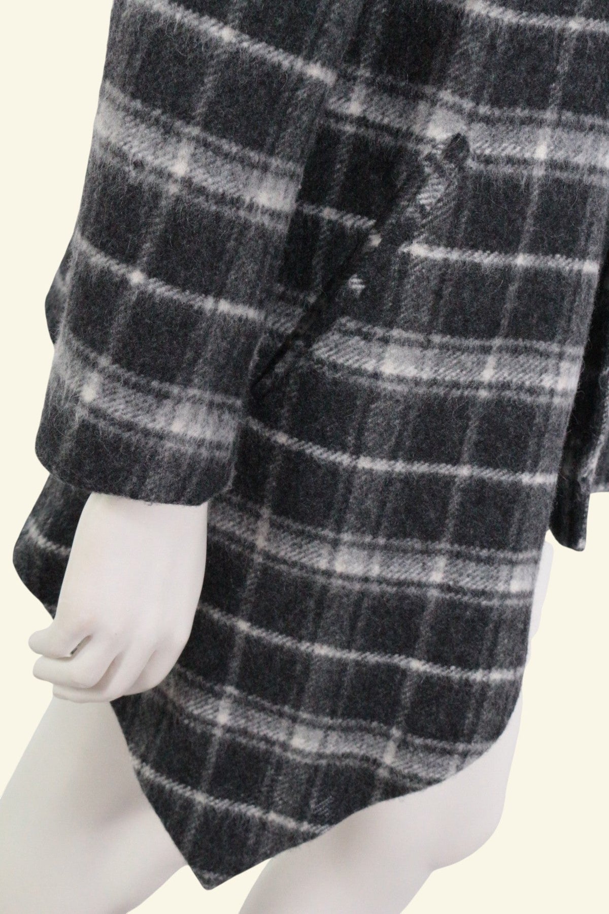 Manteau Frippindealz en laine et polyester à motif carreaux gris, noir et blanc, vue rapprochée sur la manche