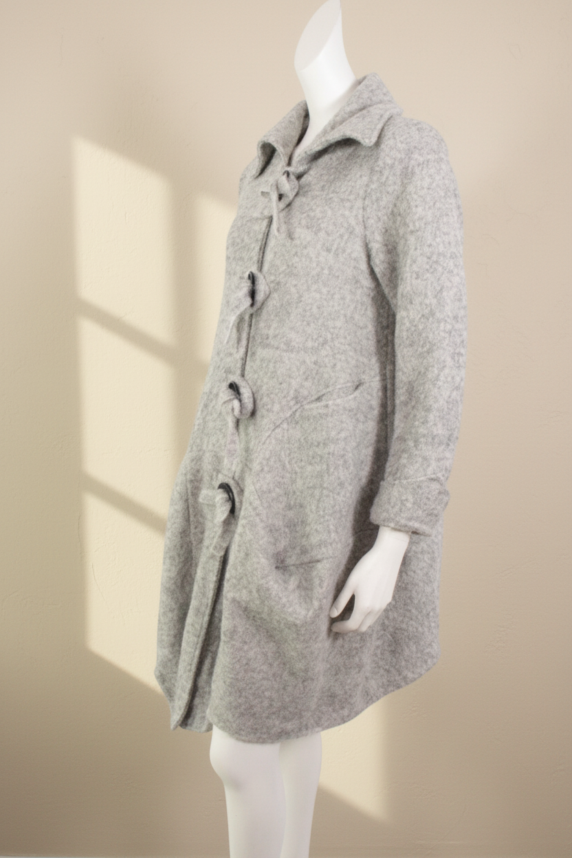 Manteau en laine gris clair Frippindealz avec col large et fermetures à boucles en bois sur mannequin