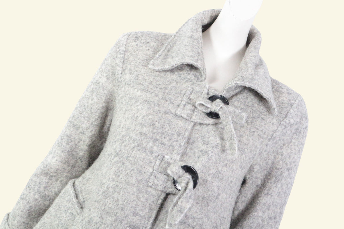 Manteau en laine gris clair Frippindealz avec col large et fermetures à boucles en bois style rétro