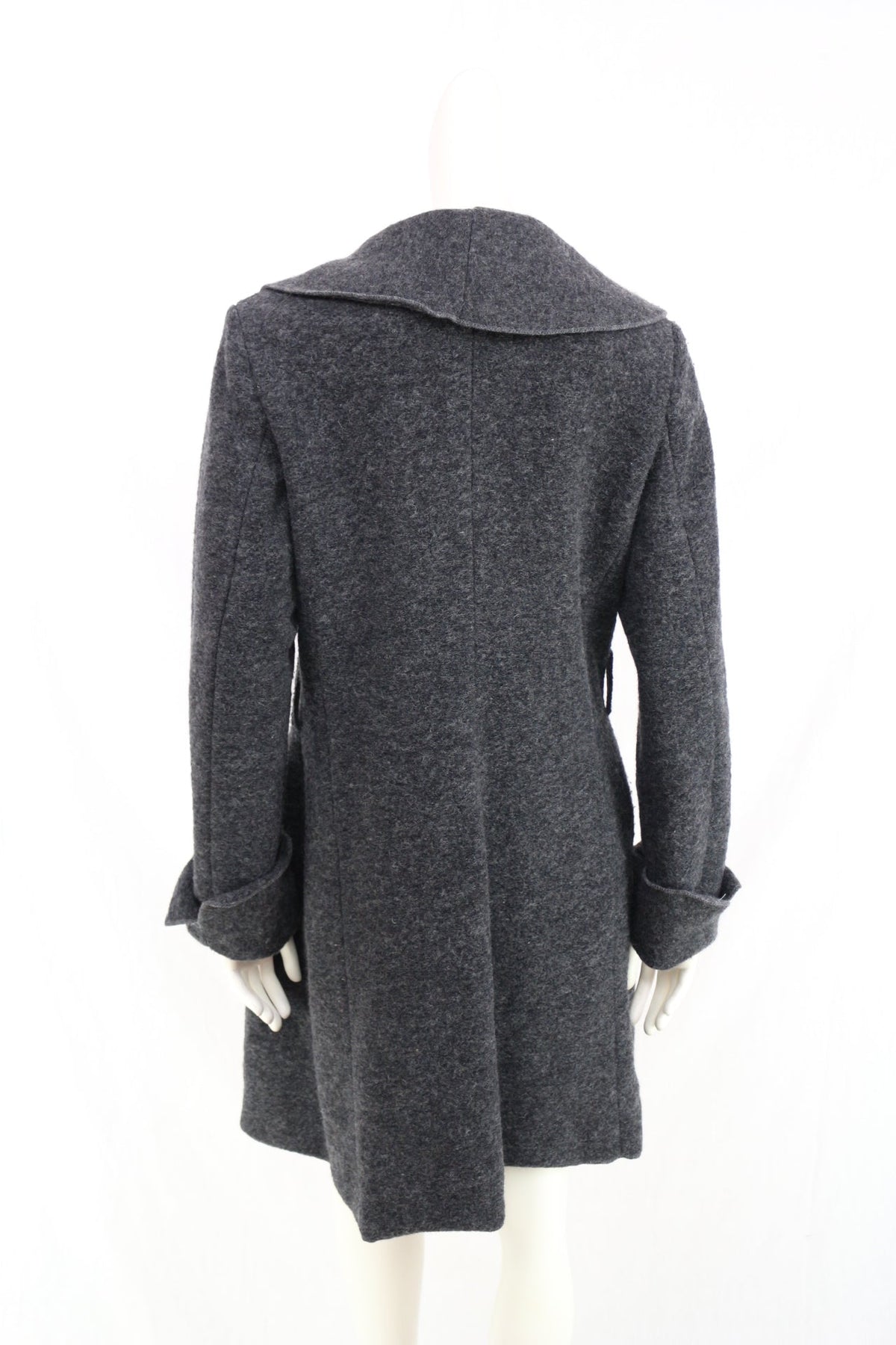 Vue arrière du manteau en laine gris anthracite Frippindealz avec grand col volanté, coupe élégante et féminine.