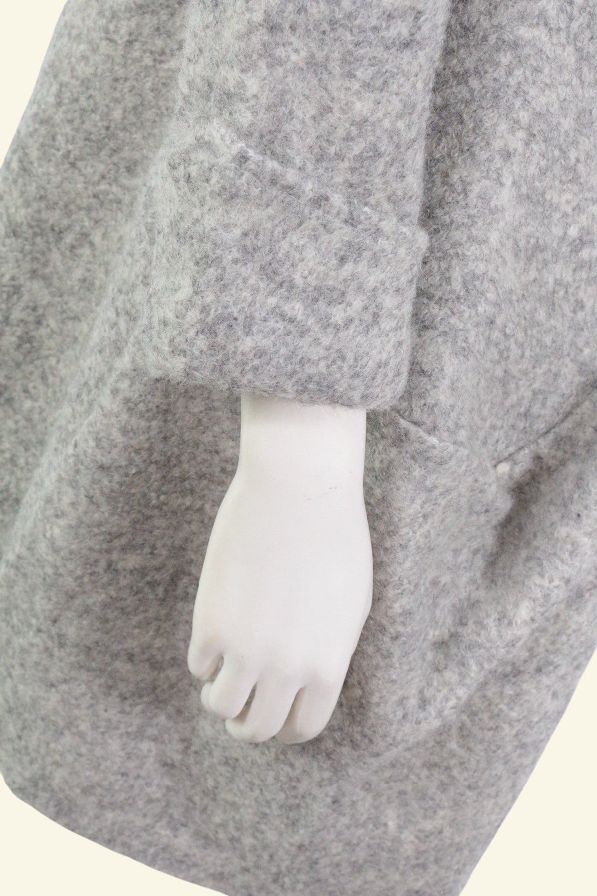 Manteau en laine gris clair Sweetissima avec texture douce et manches longues, présenté sur un mannequin