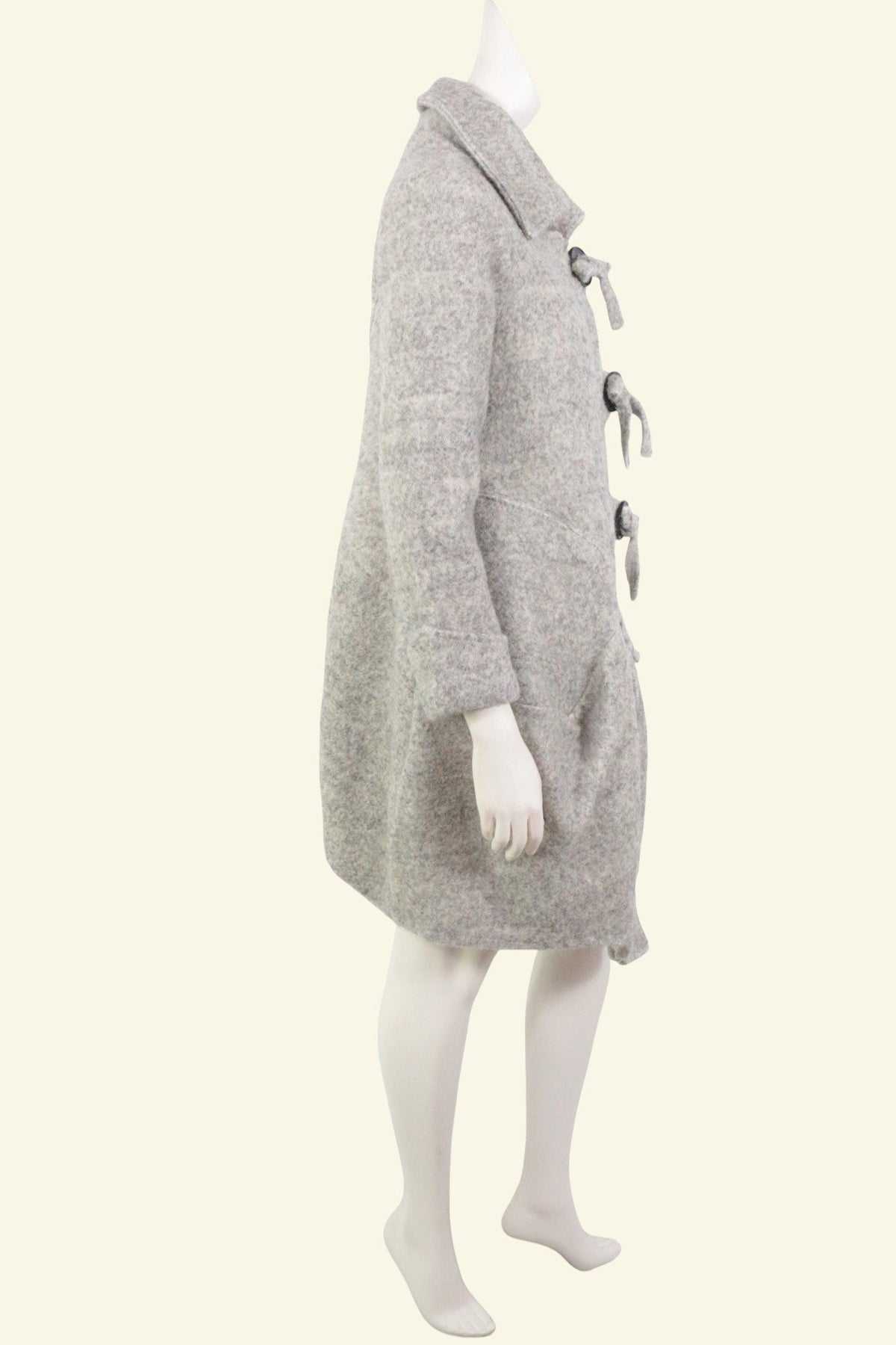 Manteau en laine gris clair Frippindealz avec col large et fermetures à boucles en bois, vue de profil