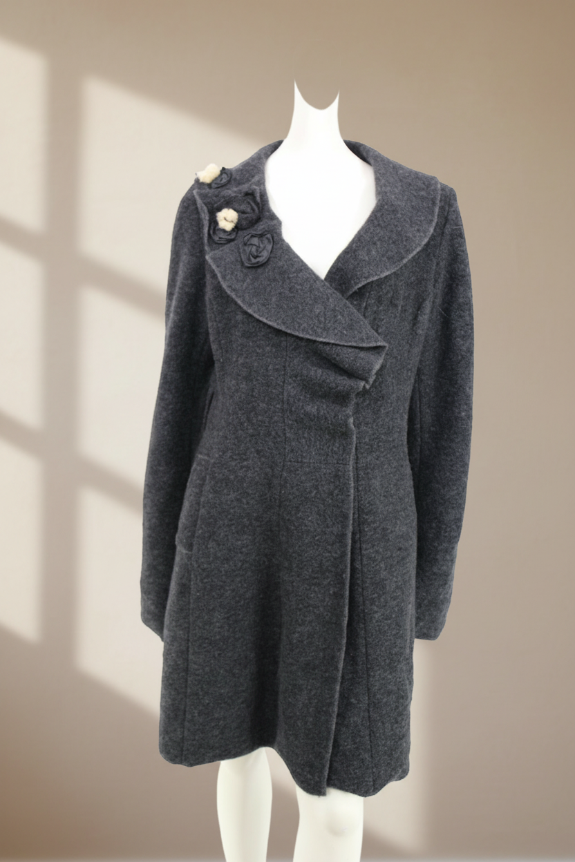 Manteau Frippindealz La Fée Maraboutée en laine gris anthracite avec col volanté asymétrique et fleurs décoratives
