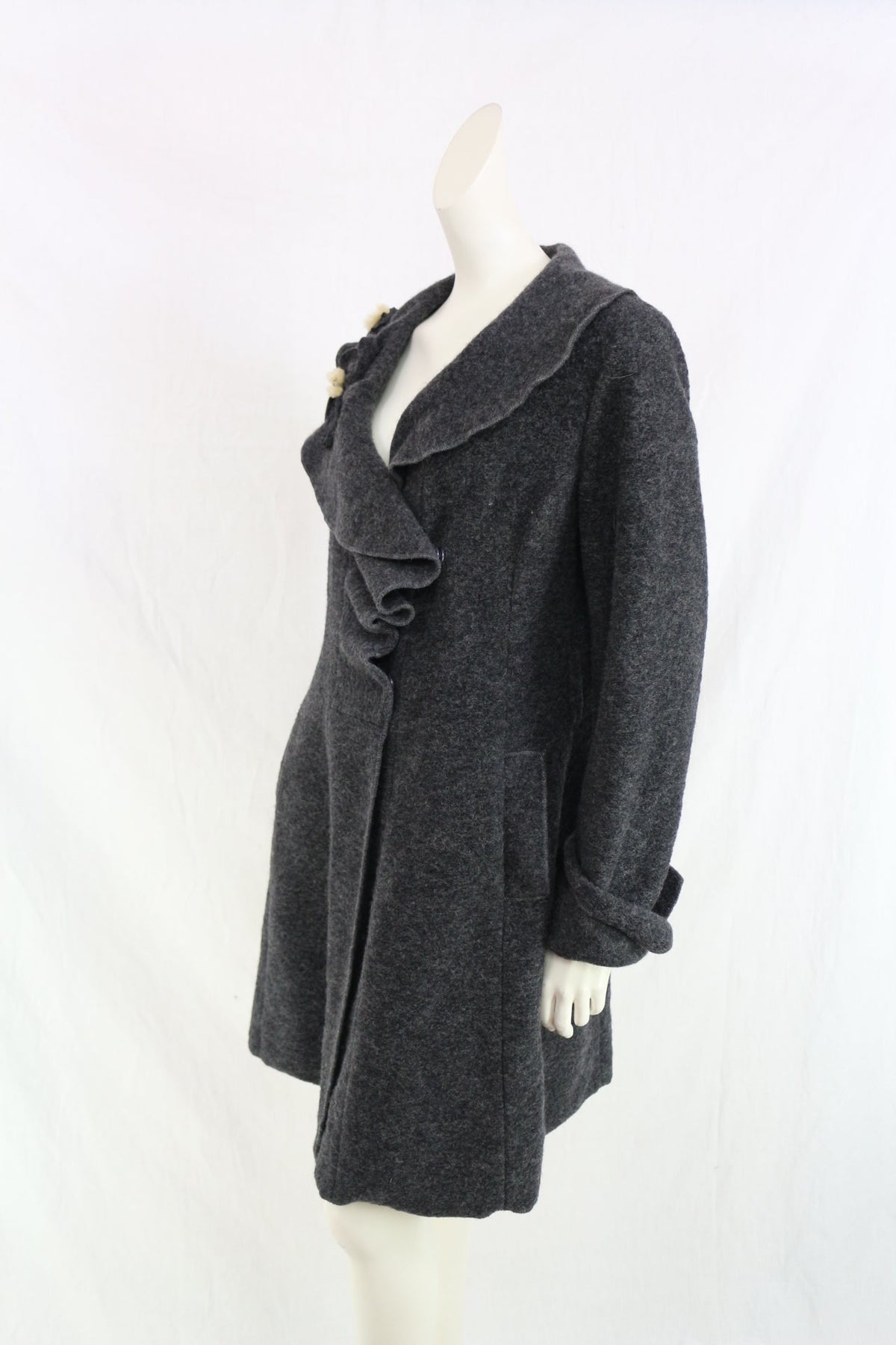 Manteau Frippindealz La Fée Maraboutée en laine gris anthracite avec col volanté asymétrique et détails floraux