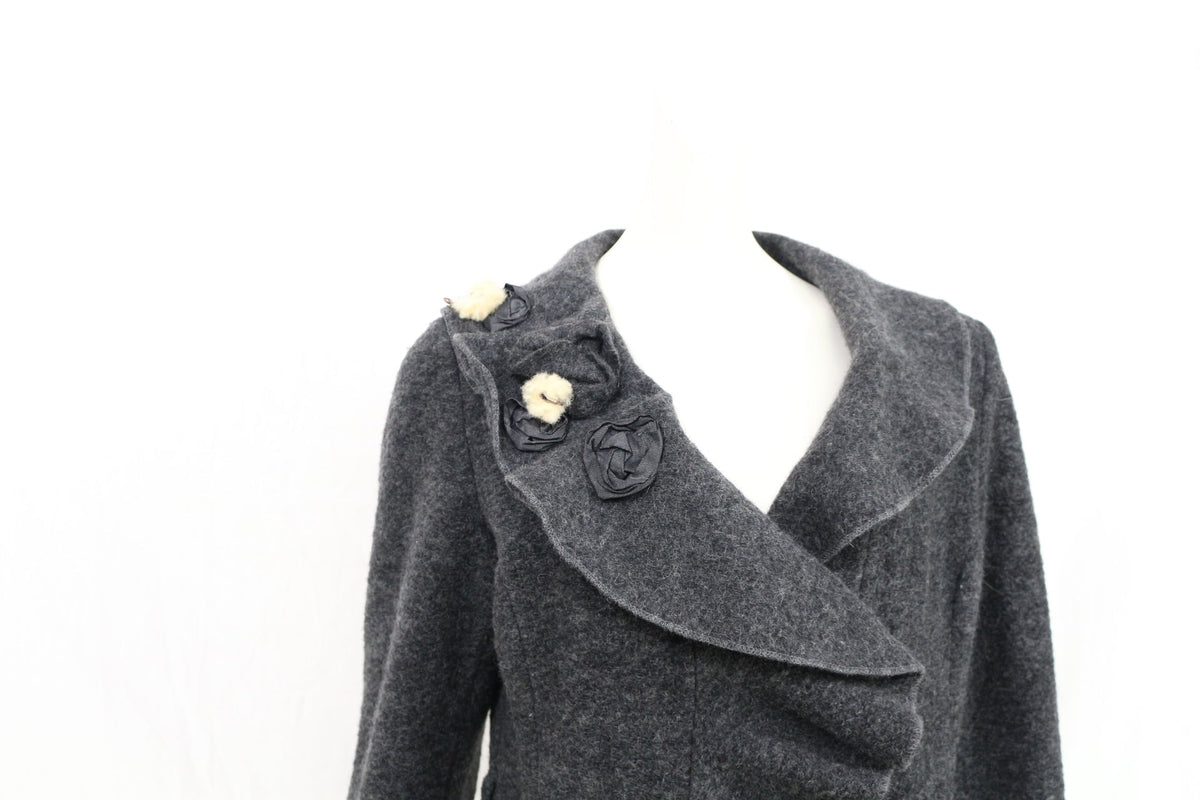 Manteau Frippindealz La Fée Maraboutée en laine gris anthracite avec col volanté asymétrique et détails fleurs