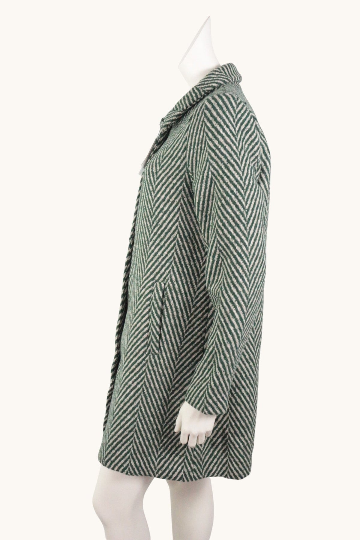 Manteau mi-long Frippindealz Desigual en laine vert et beige avec motif zigzag sur mannequin