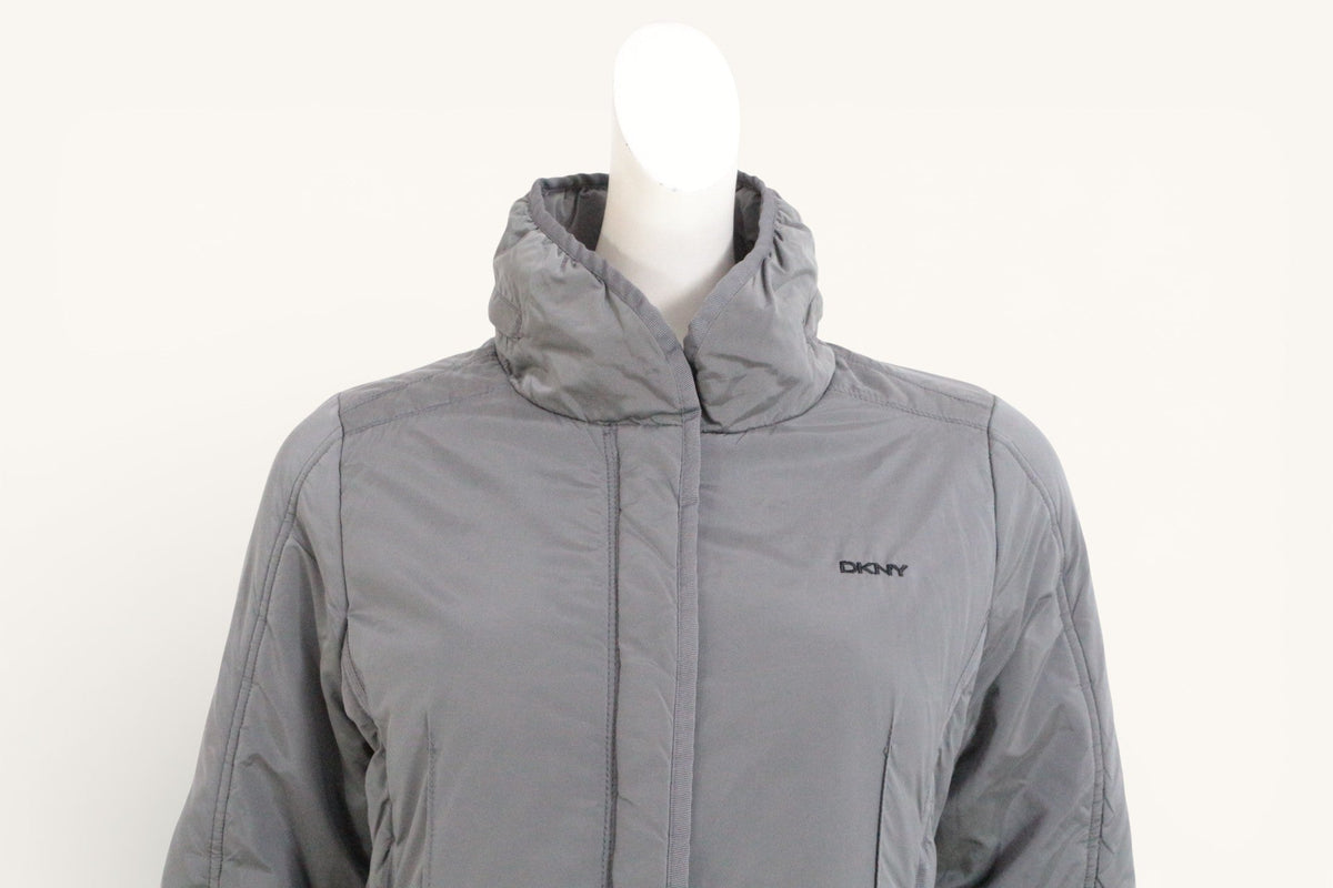 Manteau long imperméable gris Frippindealz de marque DKNY avec col montant et logo discret sur la poitrine