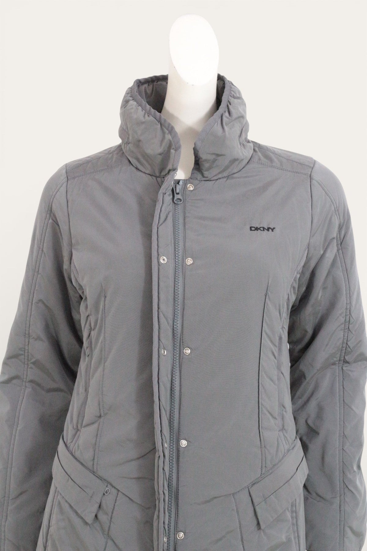 Manteau long gris Frippindealz DKNY en polyester avec col montant, fermeture zippée et boutons-pression