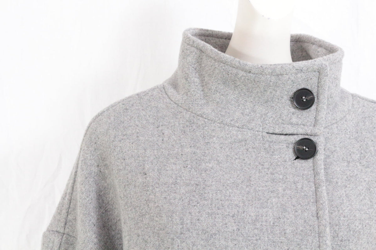 Manteau long gris en laine Suncoo avec col montant et boutons noirs, vendu par Frippindealz