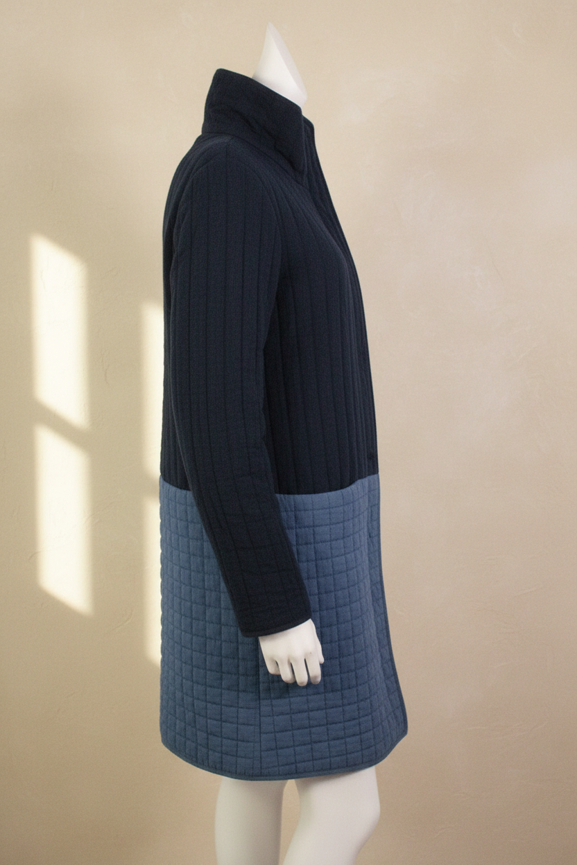 Manteau mi-long matelassé Frippindealz bleu bicolore en coton et polyester, vue de profil sur mannequin