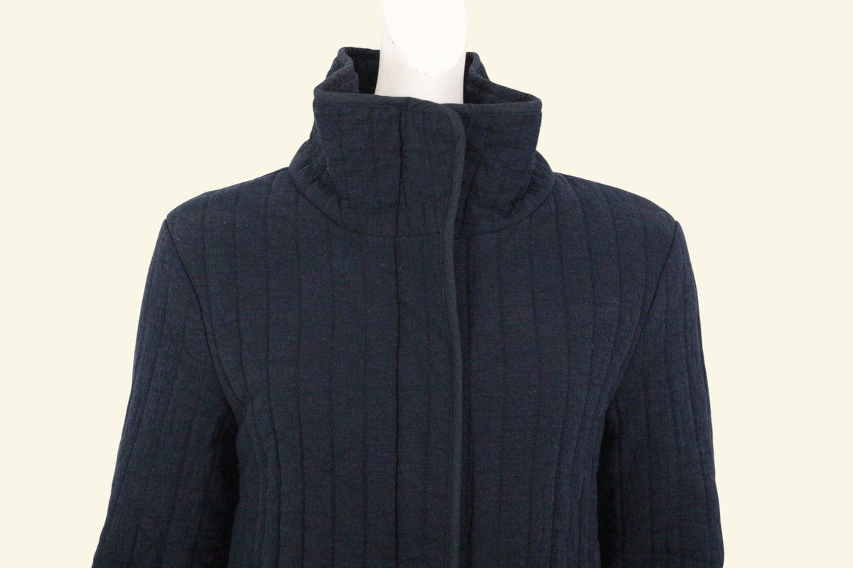 Manteau mi-long matelassé bleu marine EDC par Frippindealz avec col montant et texture rayée