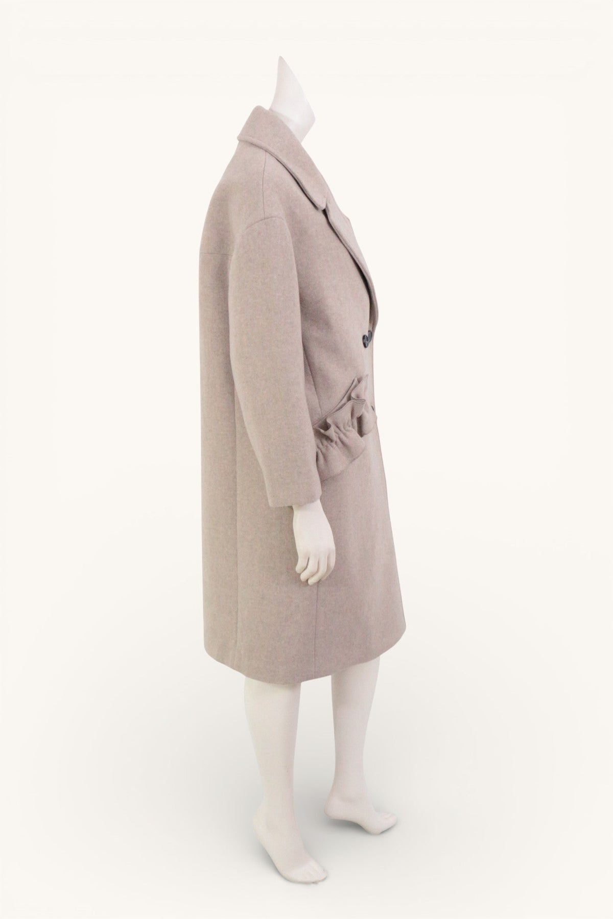 Manteau mi-long Frippindealz beige en laine et polyester avec double boutonnage et poches ornementées sur mannequin