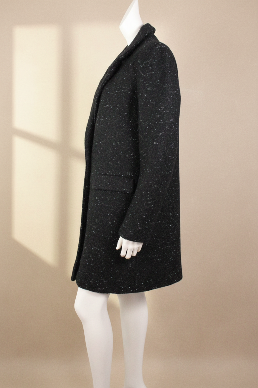 Manteau mi-long noir Frippindealz en laine et polyester avec texture chinée, porté sur un mannequin