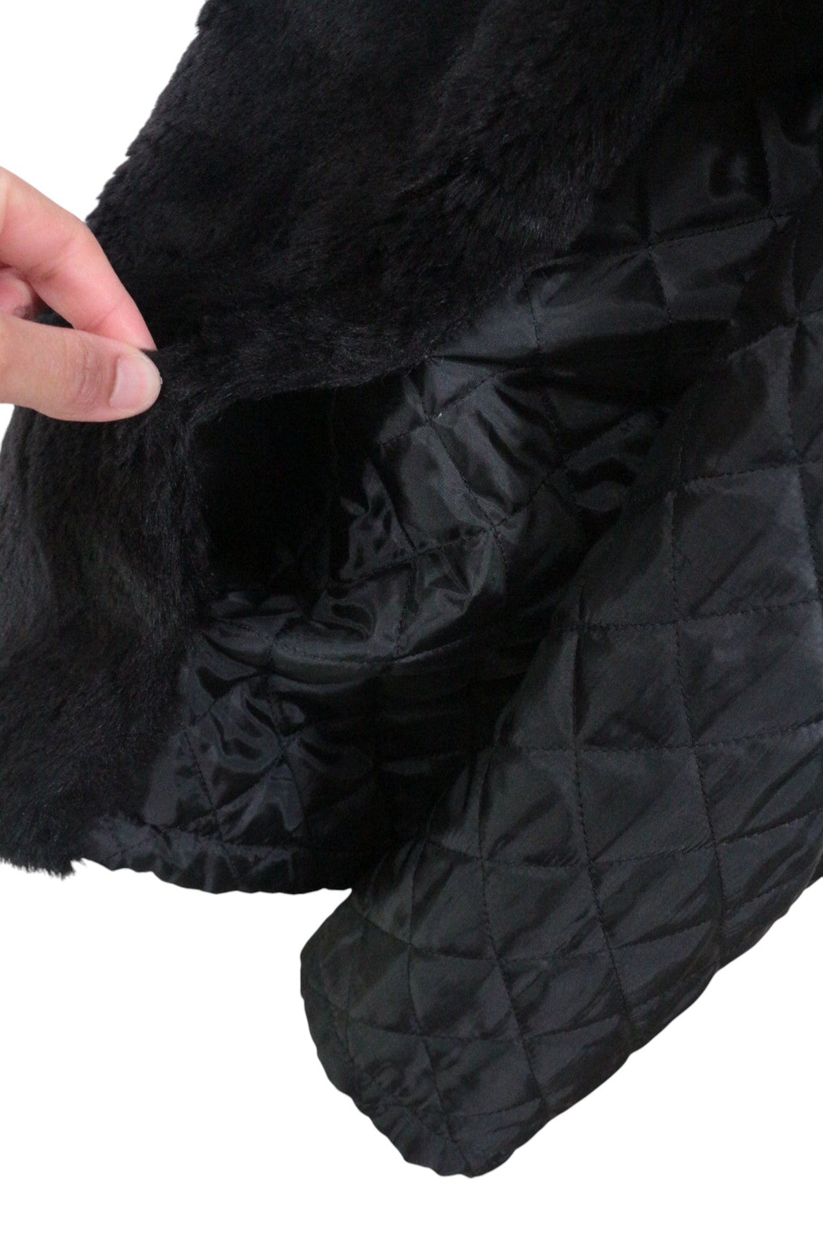 Manteau noir Frippindealz en fausse fourrure avec doublure matelassée et col montant élégant