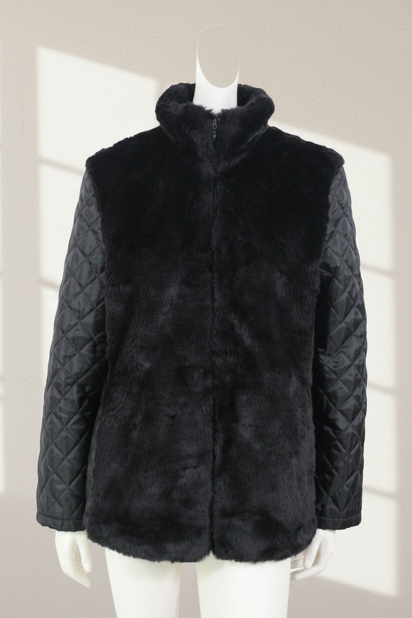 Manteau Frippindealz noir en fausse fourrure avec manches matelassées et col montant sur mannequin