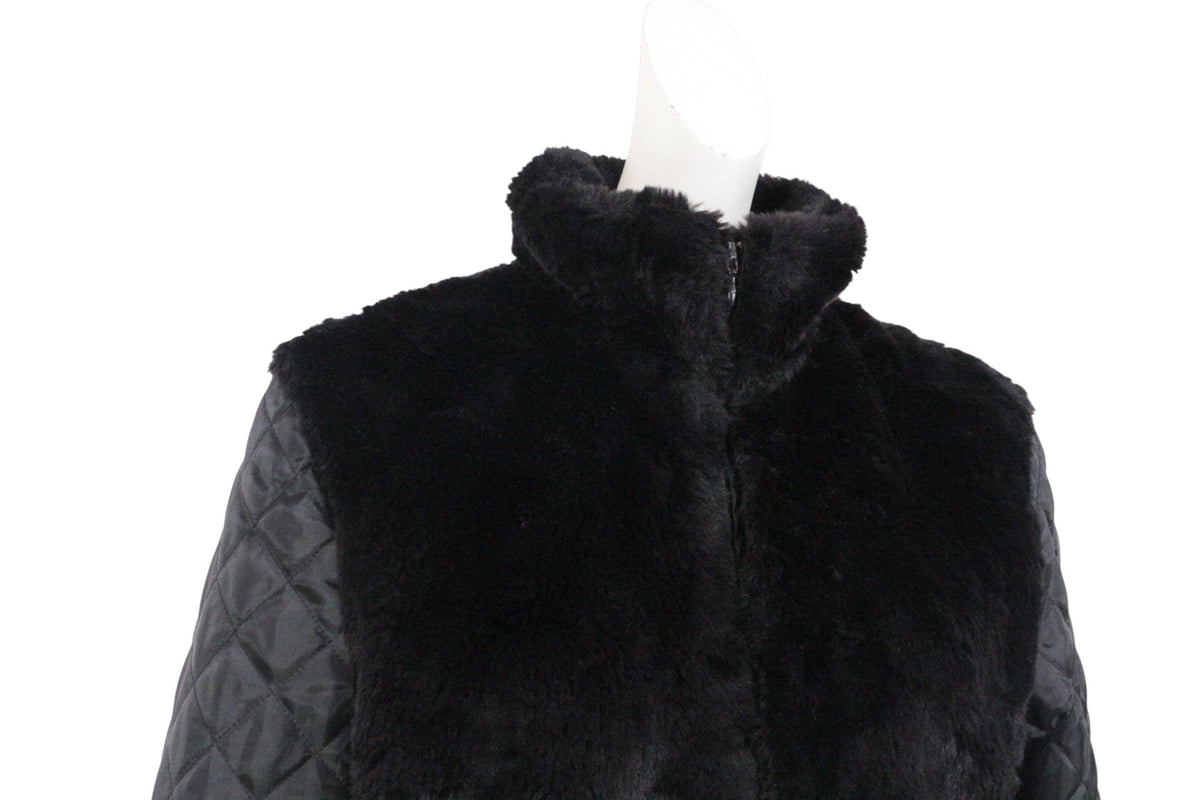 Manteau Frippindealz noir en fausse fourrure avec manches matelassées et col montant sur mannequin