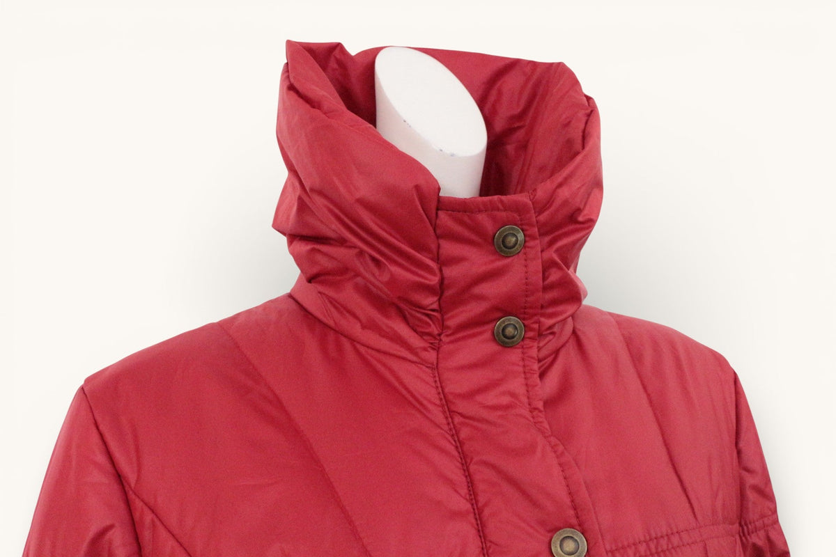 Manteau rouge Frippindealz en polyester avec col montant et boutons pression, style hivernal ajusté.