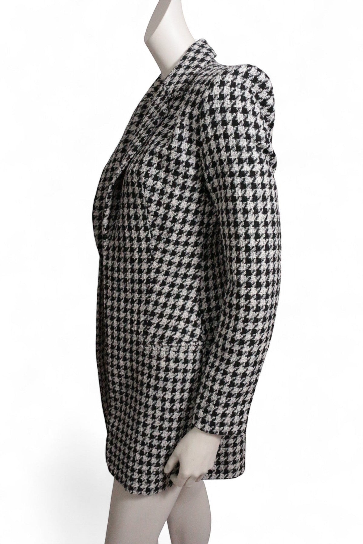 Manteau Frippindealz Zara en polyester et coton avec motif pied de poule noir et blanc, vue de profil sur mannequin.