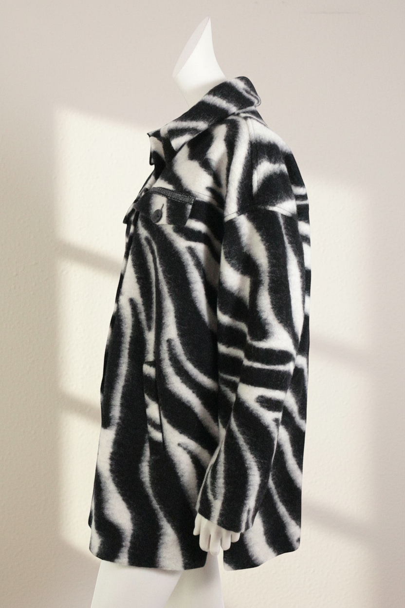 Manteau Frippindealz en laine et polyester à motif zèbre noir et blanc, coupe droite, vue de profil sur mannequin.