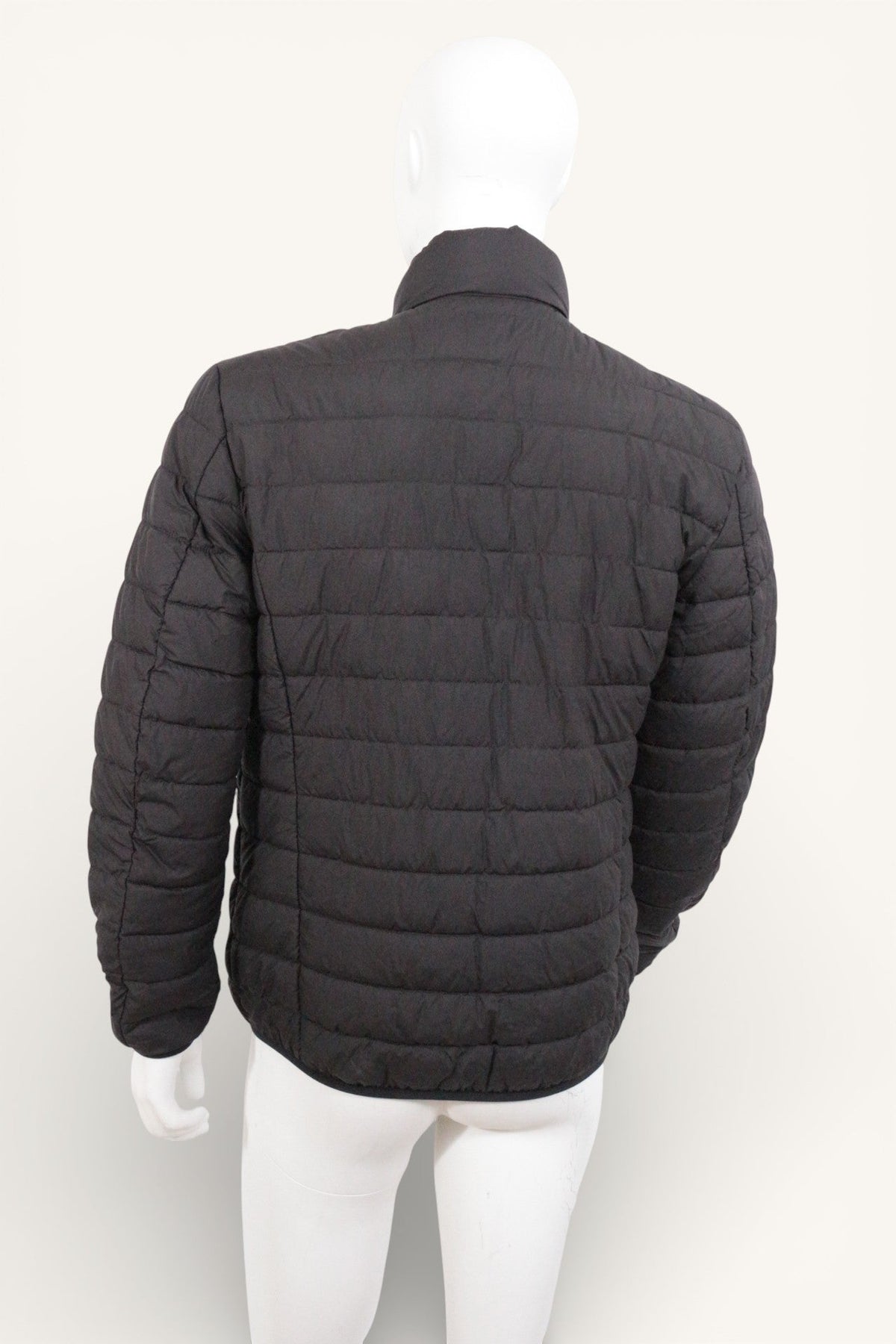 Vue arrière d'une doudoune noire Frippindealz Marc O Polo en polyamide et polyester sur un mannequin