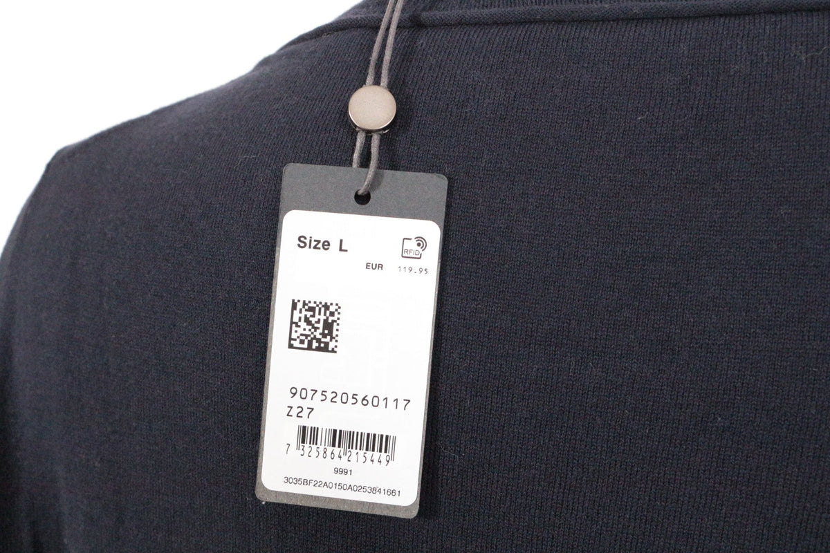 Gros plan sur l'étiquette de prix d'un pull bleu marine Marc O Polo neuf vendu par Frippindealz