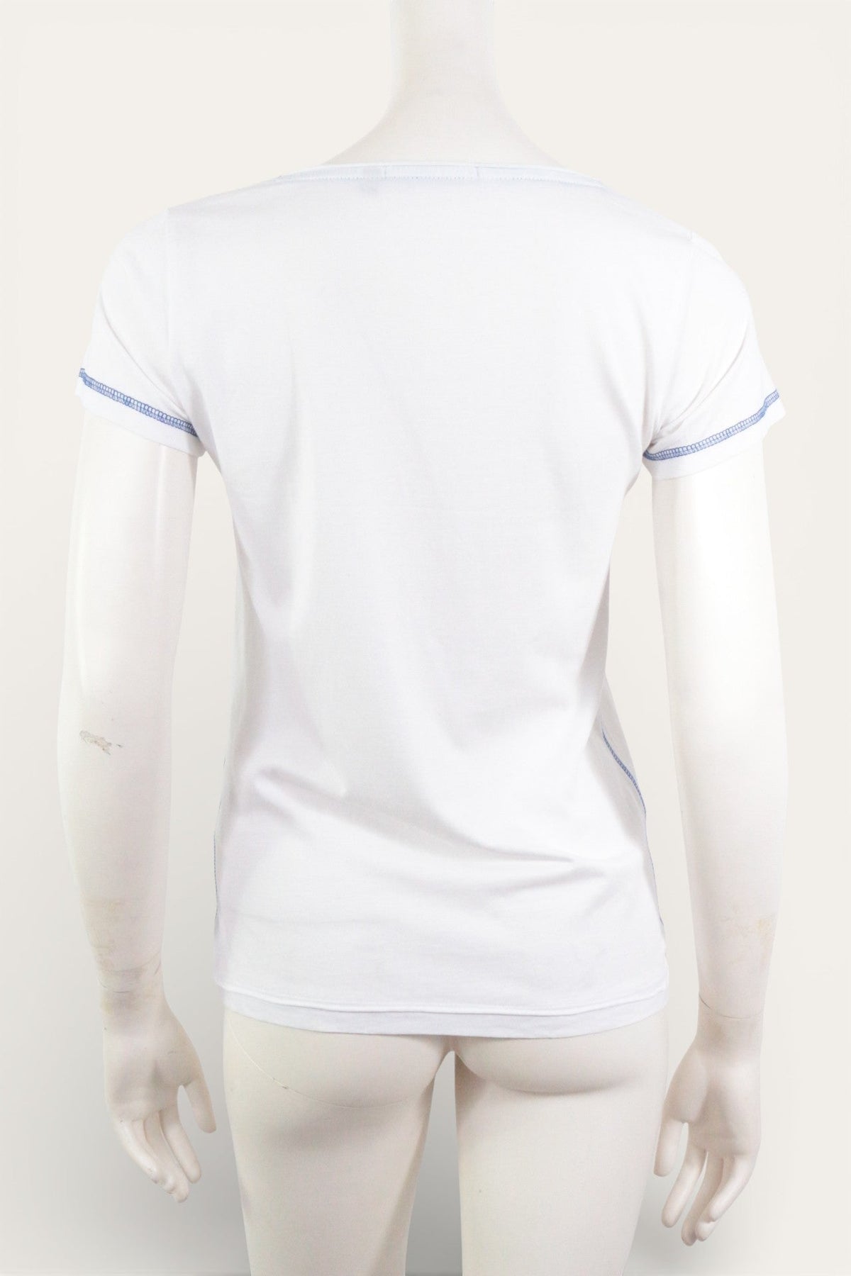 Vue arrière du t-shirt en coton blanc Frippindealz Mark Adam avec coutures contrastantes sur le mannequin