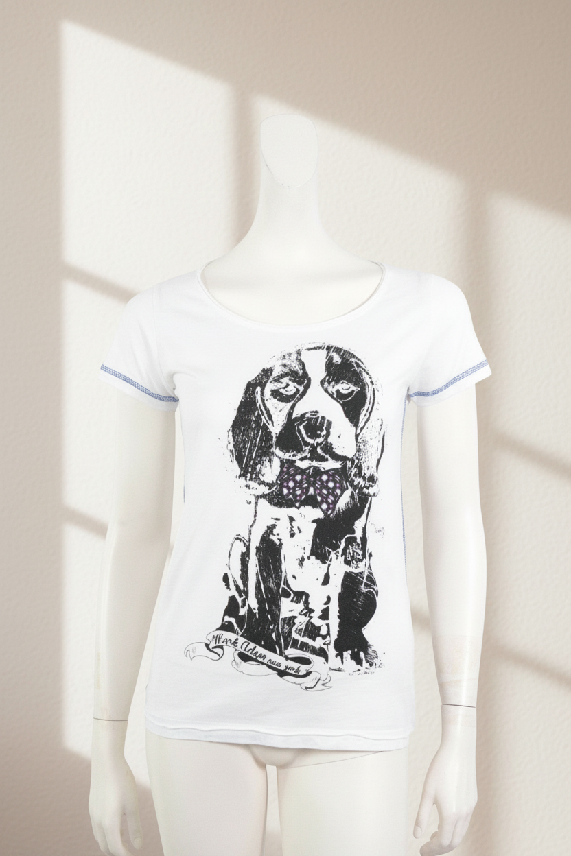 T-shirt Frippindealz Mark Adam en coton blanc avec imprimé artistique de chien noir et blanc, coupe ajustée taille S