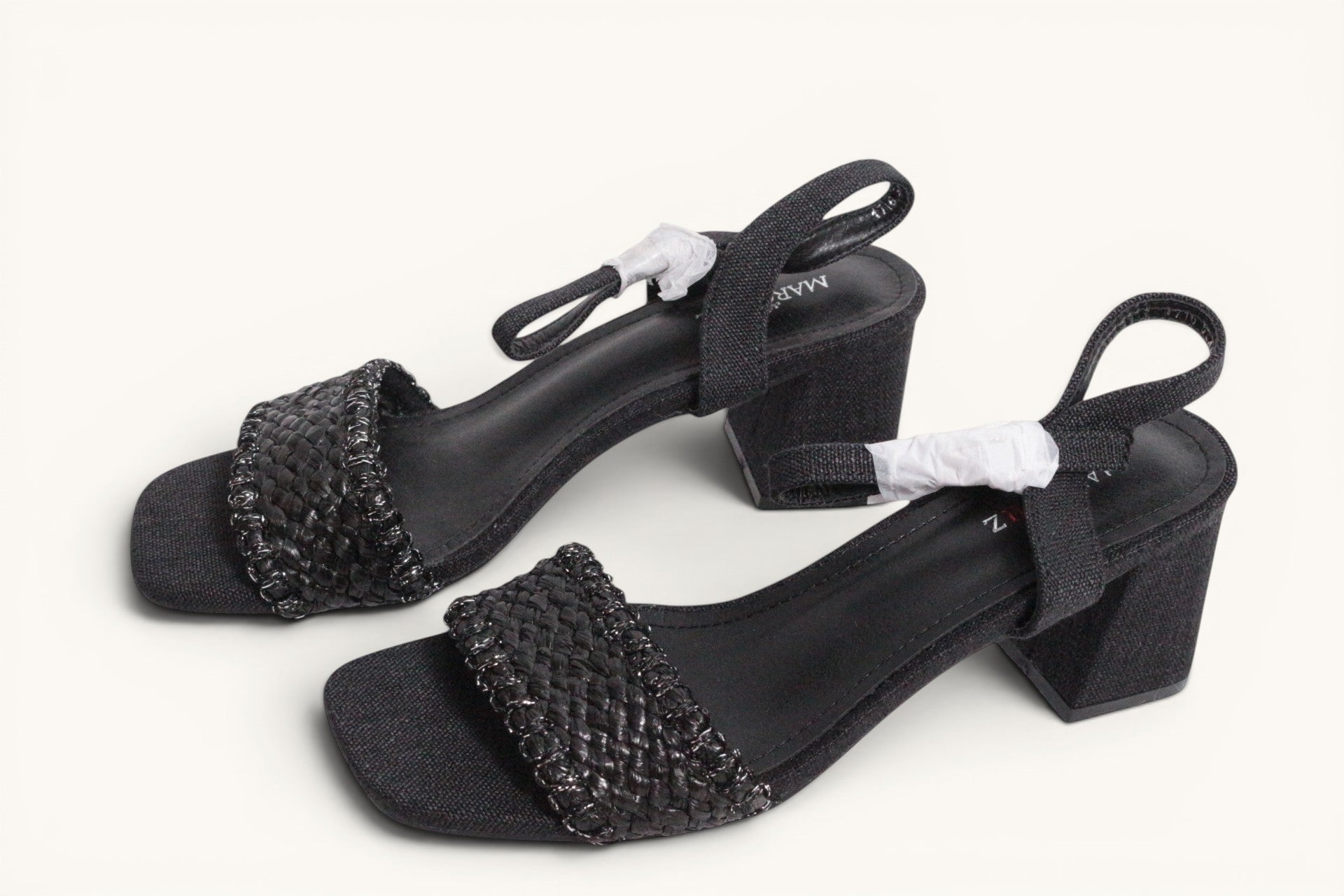Sandales à talon Frippindealz Marquiiz noires en synthétique avec bride tressée et bout carré