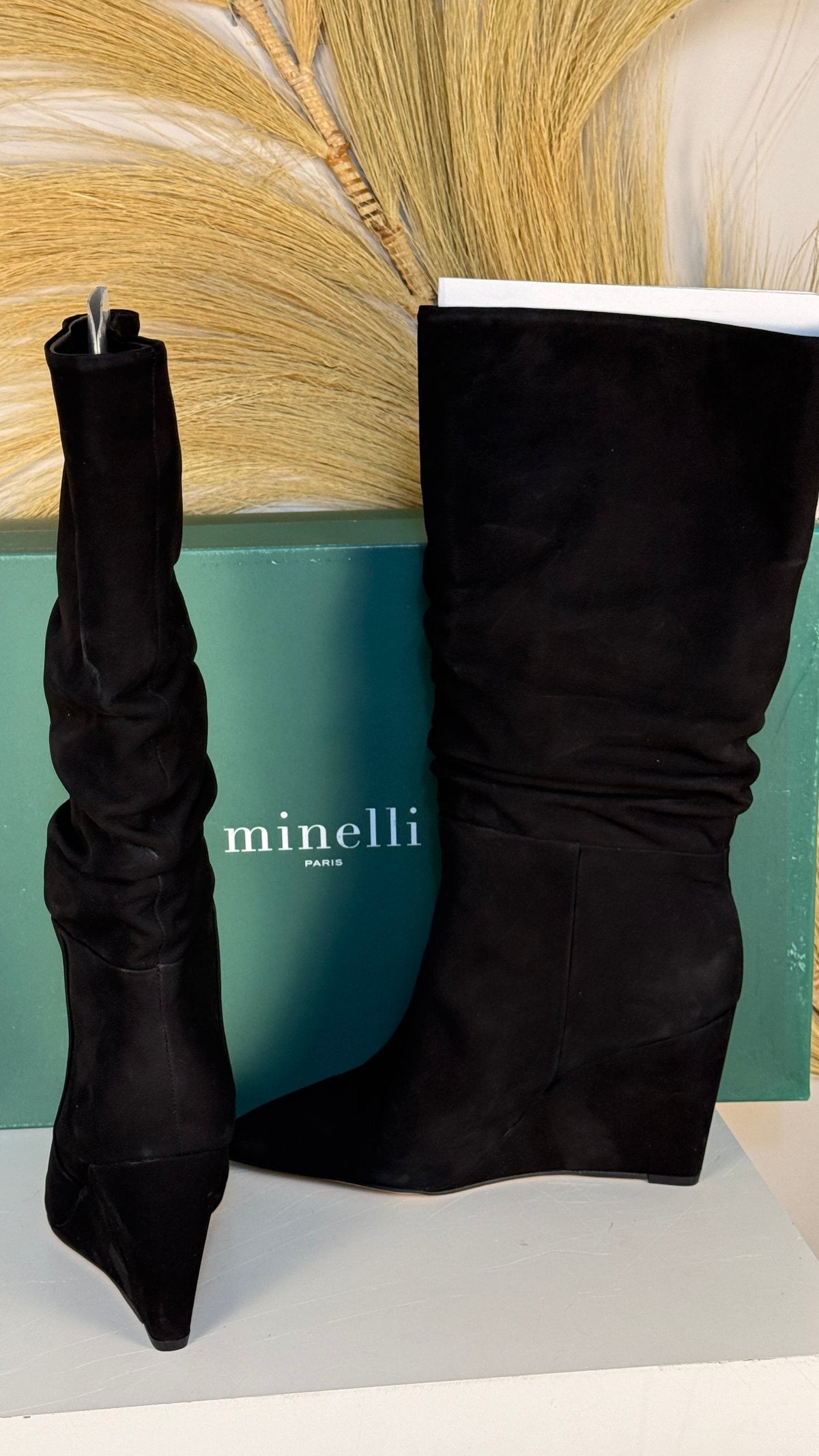 Bottes Frippindealz Minelli en nubuck noir avec talon compensé élégant, présentées avec leur boîte d'origine.