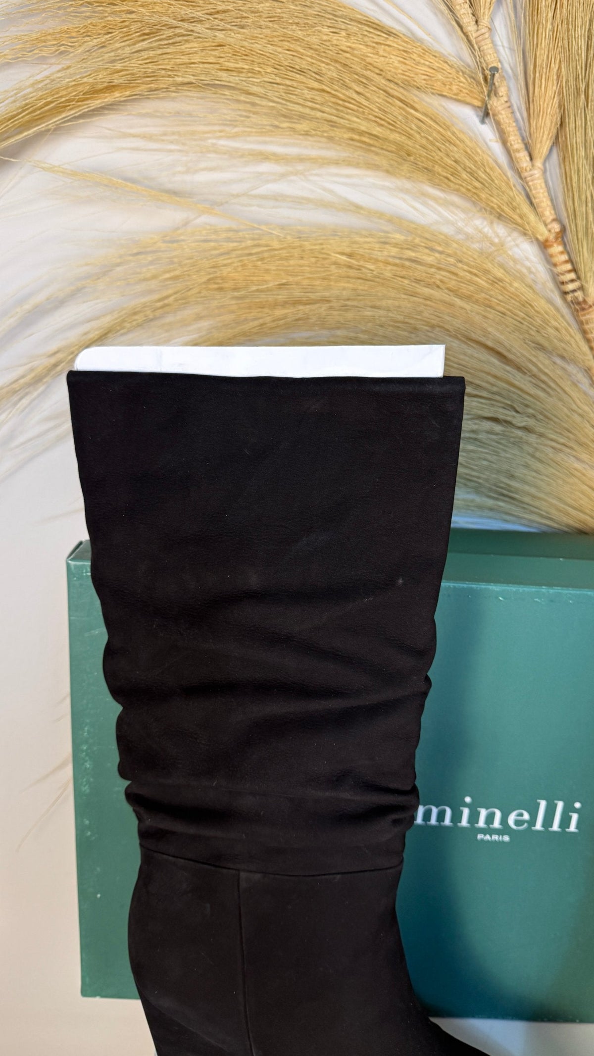 Bottes Frippindealz Minelli en nubuck noir avec talon compensé, présentées dans leur boîte d'origine.