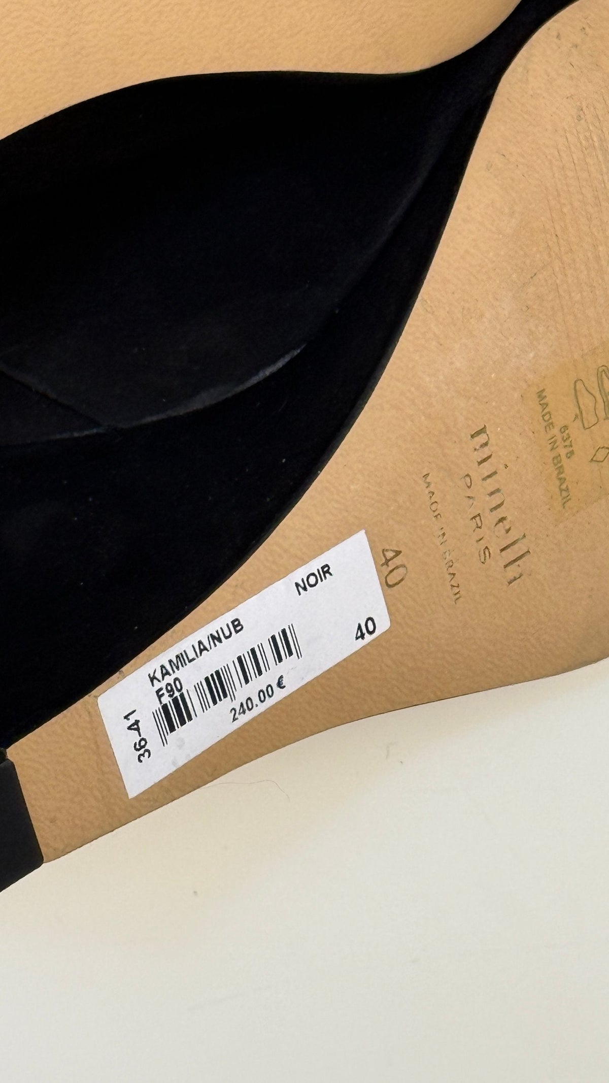 Gros plan sur la semelle d'une botte Frippindealz Minelli en nubuck noir avec étiquette de prix et taille 40
