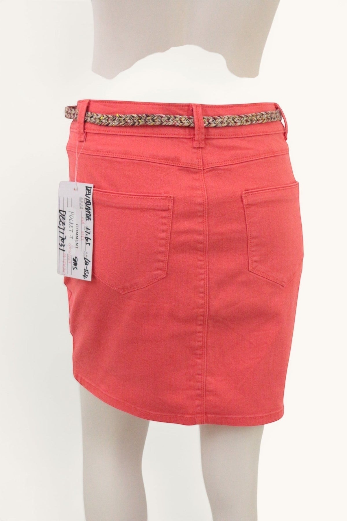 Mini jupe Frippindealz corail en coton stretch avec ceinture tressée multicolore, vue arrière sur mannequin